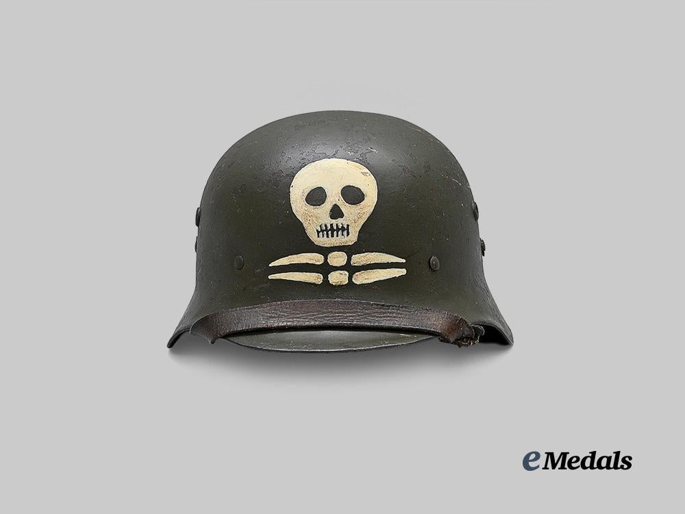 hungary,_regency._an_m38_steel_helmet,_finnish_export_example,_by_má_v_a_g_e_medals__e_u25255_2