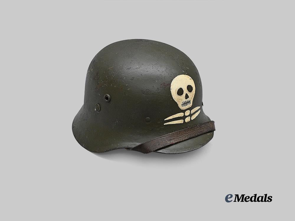 hungary,_regency._an_m38_steel_helmet,_finnish_export_example,_by_má_v_a_g_e_medals__e_u25255_4