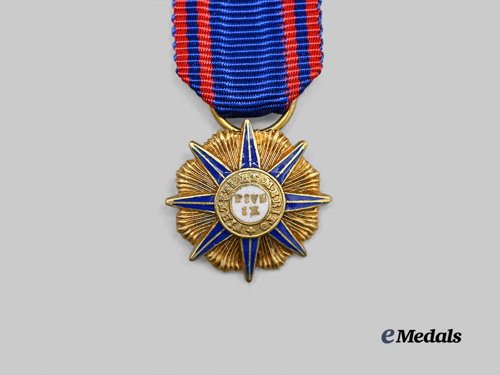 vatican,_papal_state._an_order_of_st._pius_i_x,_miniature_in_gold_e_medals__e_u25326_3