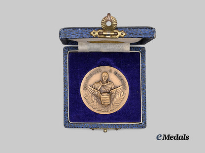 hungary,_kingdom._a_vitéz_gyula_gömbös_commemorative_medal_in_case,_by_ludwig_eremvero_e_medals__e_u25353_3