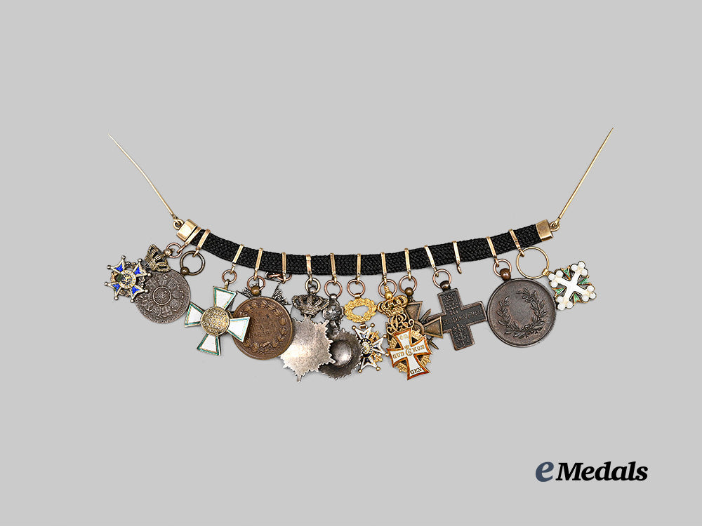 italy,_kingdom._a_miniature_chain_with_thirteen_decorations_e_medals__e_u25443_6