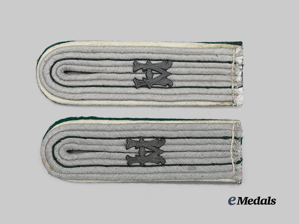 an_armed_forces_paymaster_official_for_the_duration_of_the_war(_beamter_auf_kriegsdauer)_shoulder_board_pair_e_medals__g21835_2