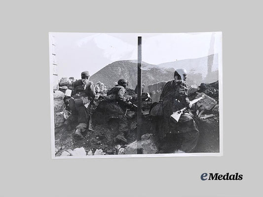 germany,_wehrmacht._a1944_press_photo_of_fallschirmjäger_attacking_yugoslav_partisans_e_medals__g60312_2