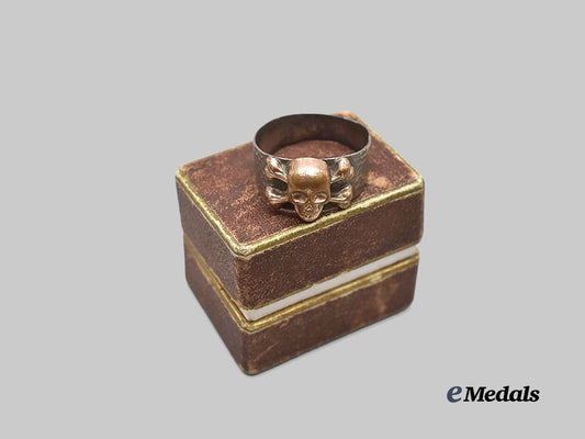 germany,_wehrmacht._a_totenkopf_ring_in_silver,_with_case_e_medals__g60925_11