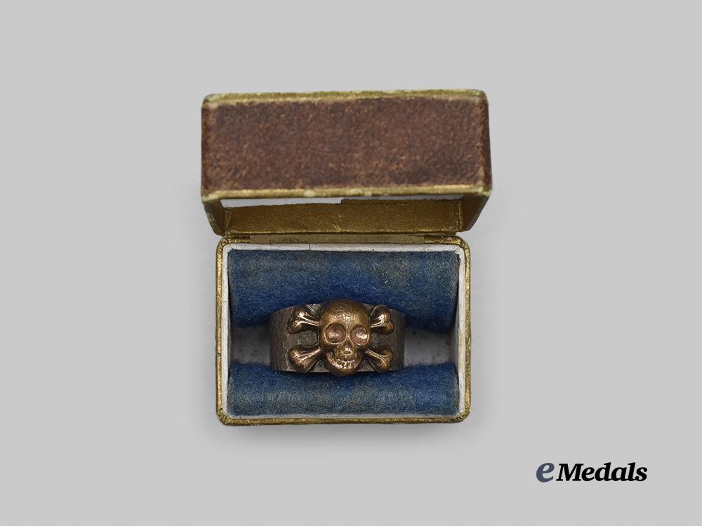germany,_wehrmacht._a_totenkopf_ring_in_silver,_with_case_e_medals__g60925_3