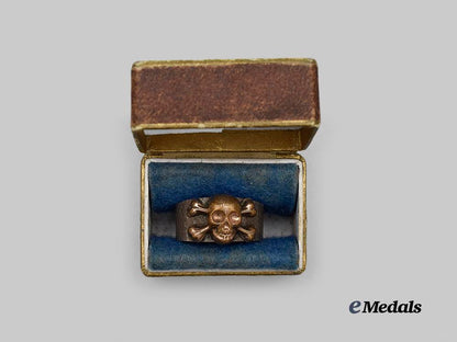 germany,_wehrmacht._a_totenkopf_ring_in_silver,_with_case_e_medals__g60925_3