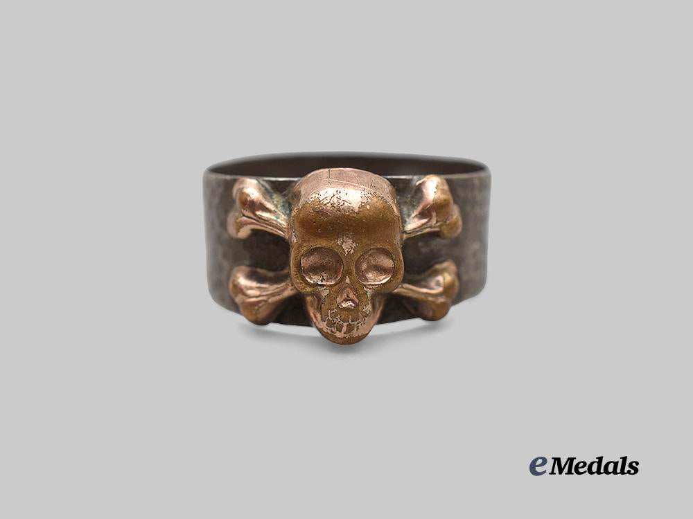 germany,_wehrmacht._a_totenkopf_ring_in_silver,_with_case_e_medals__g60925_4