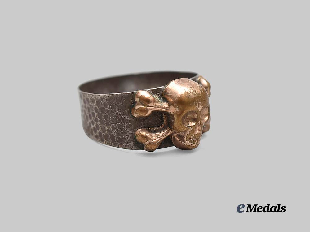 germany,_wehrmacht._a_totenkopf_ring_in_silver,_with_case_e_medals__g60925_5