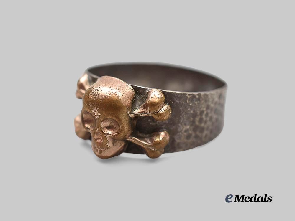germany,_wehrmacht._a_totenkopf_ring_in_silver,_with_case_e_medals__g60925_6