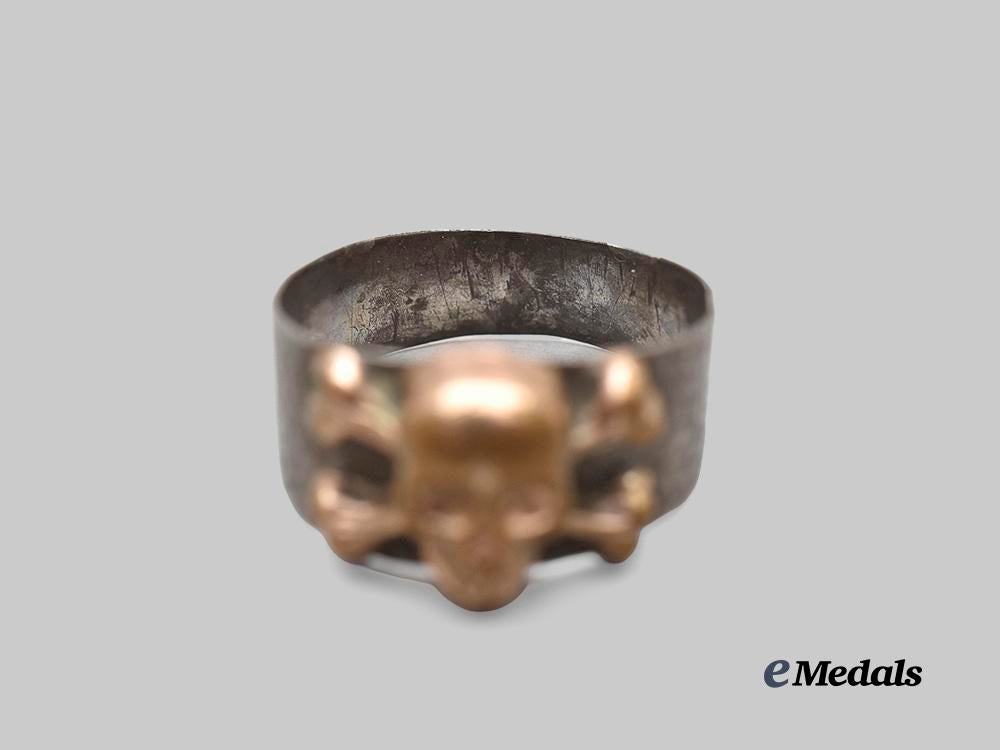 germany,_wehrmacht._a_totenkopf_ring_in_silver,_with_case_e_medals__g60925_9