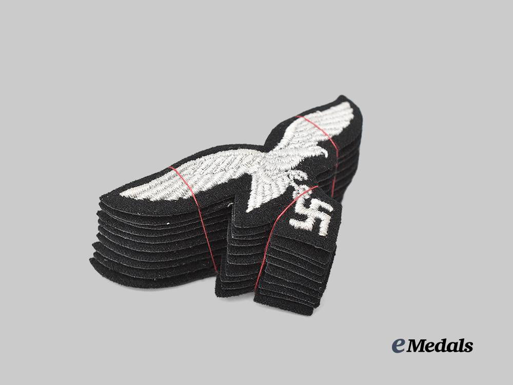 germany,_luftwaffe._a_lot_of_mint_and_unissued1st_fallschirm-_panzer_division_hermann_göring_uniform_eagles_e_medals__g60967_3