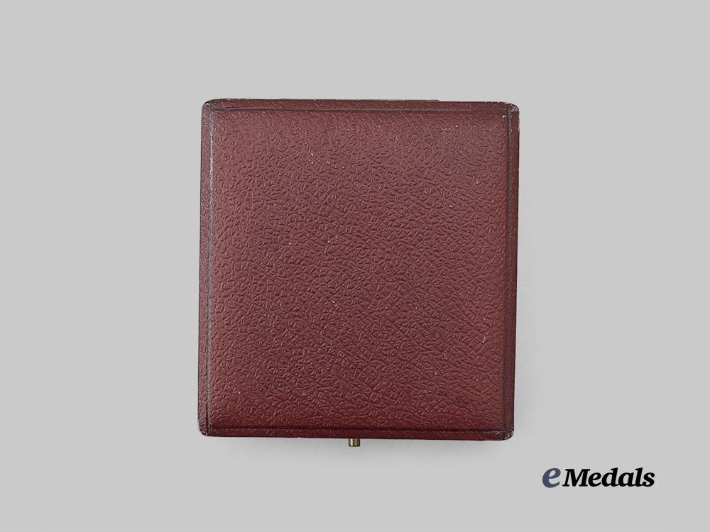 germany,_federal_republic._a_german_social_welfare_decoration,_i_i_class_cross_with_case,_exhibition_example_by_souval_c.1970_e_medals__g60992_2