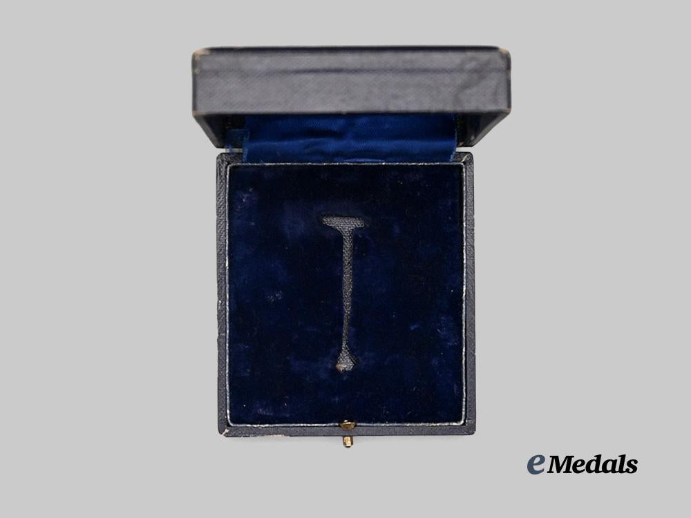 germany,_luftwaffe._a_case_for_a_pilot’s_badge,_early-_to_mid-_war_example_e_medals__g61075_3