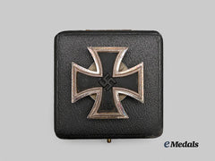 Germany, Wehrmacht. A 1939 Iron Cross I Class, Screwback Version with Case, by C.F. Zimmermann