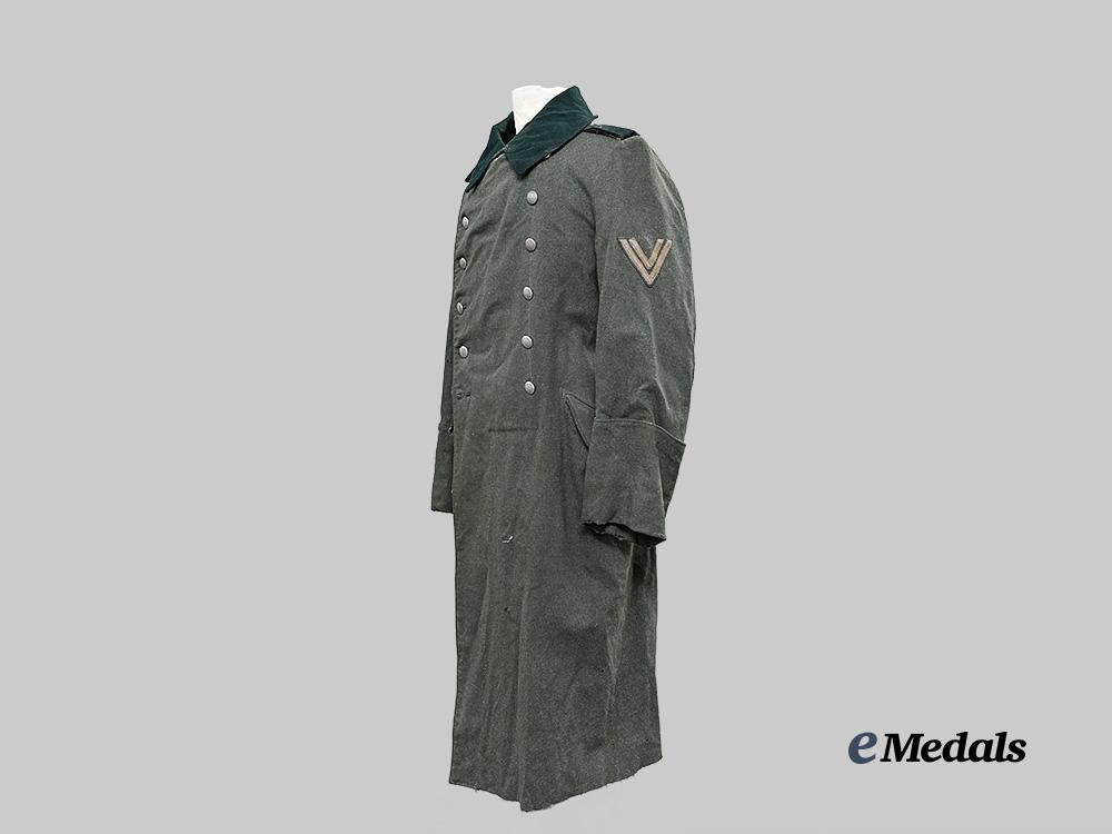 germany,_heer._an_obergefreiter’s_greatcoat,_c.1939_e_medals__g61135_3