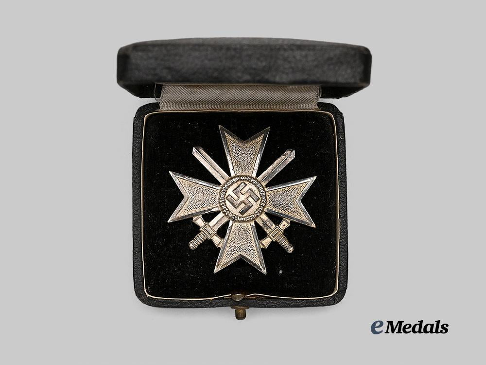 germany,_wehrmacht._a_war_merit_cross_i_class_with_swords_and_case,_by_kerbach&_oesterhelt_e_medals__g61184_3
