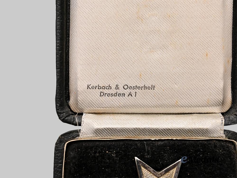 germany,_wehrmacht._a_war_merit_cross_i_class_with_swords_and_case,_by_kerbach&_oesterhelt_e_medals__g61184_4