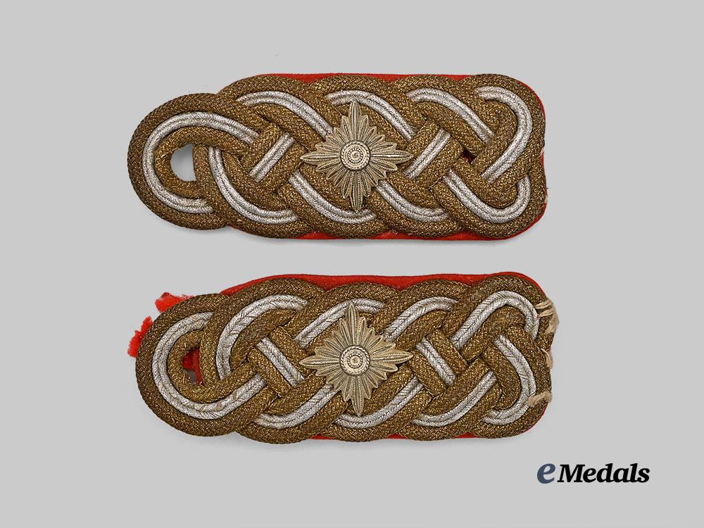 germany,_wehrmacht._a_set_of_generalleutnant_shoulder_boards_e_medals__g61194_2