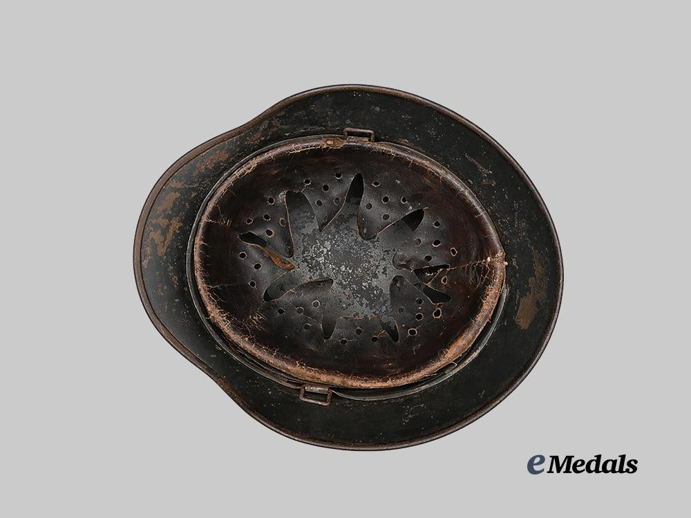 germany,_wehrmacht._an_m35_stahlhelm_with_field-_applied_winter_camouflage,_by_f._w._quist_e_medals__g61230_9