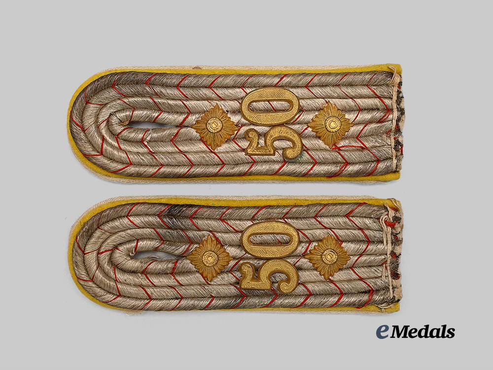 germany,_imperial._a_set_of_heer_hauptmann_shoulder_boards_e_medals__g61283_2