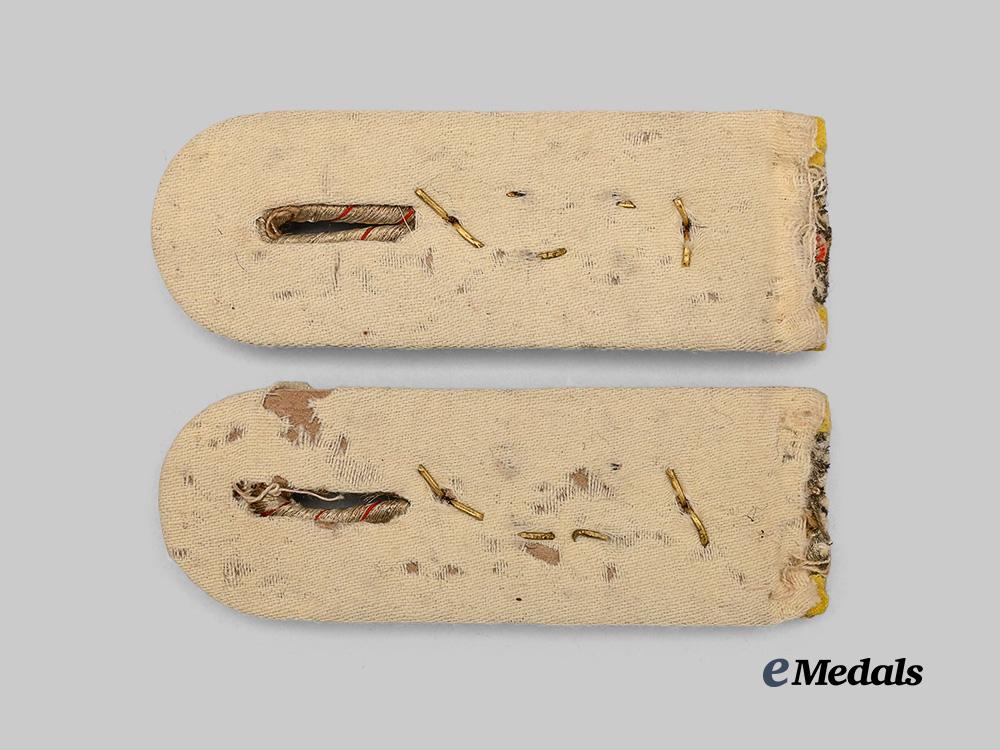 germany,_imperial._a_set_of_heer_hauptmann_shoulder_boards_e_medals__g61283_3