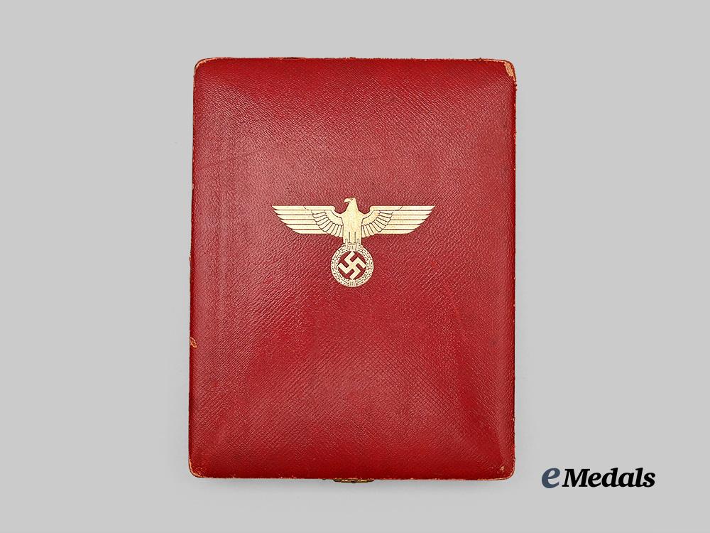 germany,_third_reich._a_rare_order_of_the_german_eagle,_i_class_merit_cross_with_case,_by_deschler&_sohn_e_medals__g61334_4