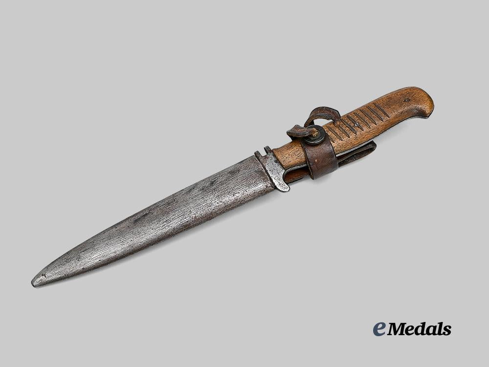 germany,_imperial._a_sawback_trench_knife,_by_f._w._backhaus_e_medals__g61390_2