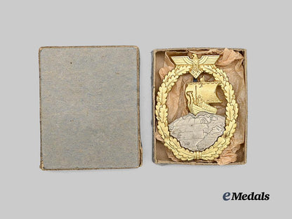 germany,_kriegsmarine._a_mint_auxiliary_cruiser_war_badge,_with_case,_by_c._e._juncker_e_medals__g61419_3