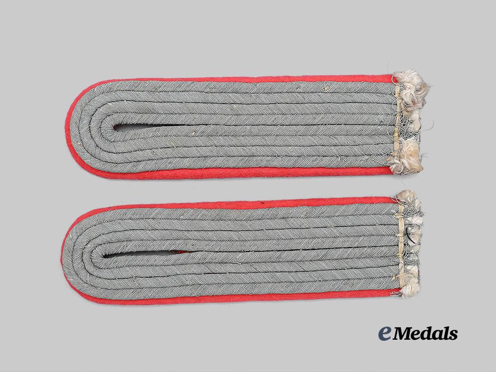 germany,_heer._a_set_of_panzer_troops_leutnant_shoulder_boards_e_medals__g61431_2