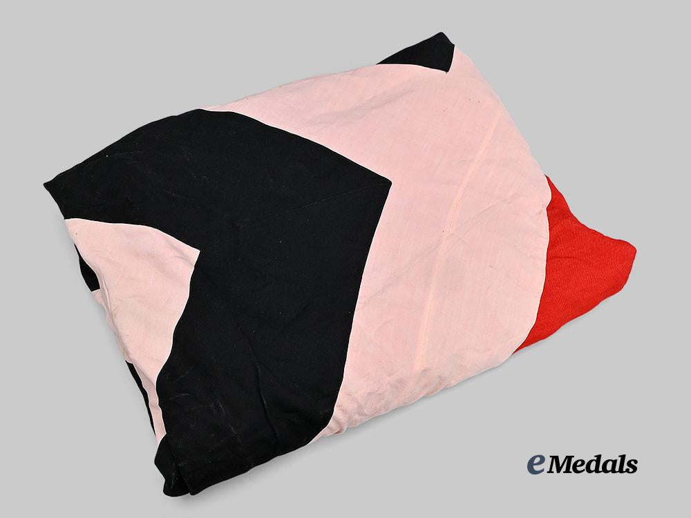 germany,_third_reich._a_large_national_flag_e_medals__g61479_5