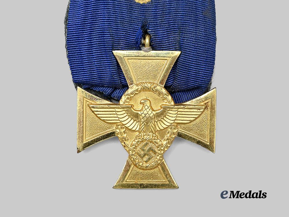 germany,_ordnungspolizei._a_long_service_award,_i_class_for25_years,_on_parade_mount_e_medals__g61560_3