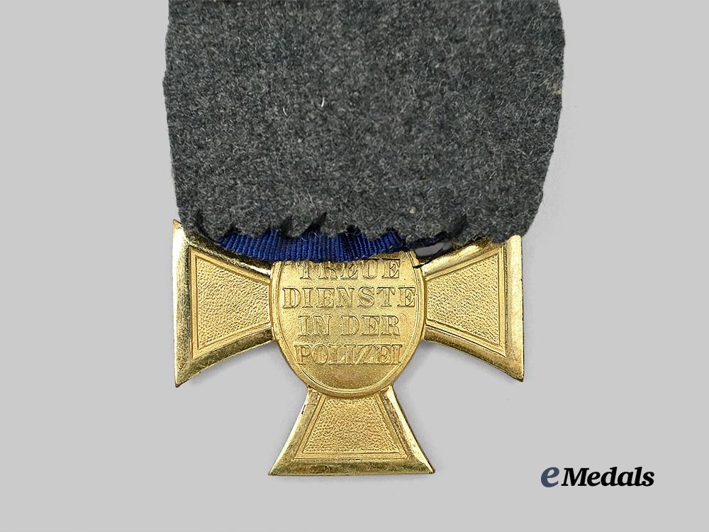germany,_ordnungspolizei._a_long_service_award,_i_class_for25_years,_on_parade_mount_e_medals__g61560_5