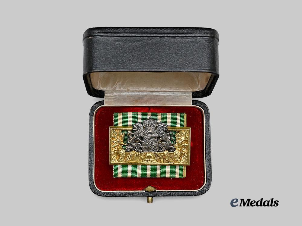 saxony,_kingdom._a_mint_honour_badge_for25_years_of_fire_brigade_service,_with_case,_by_g._a._scharffenberg_e_medals__g61566_3