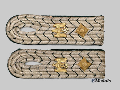 germany,_third_reich._a_pair_of_customs_service_oberzollsekretär_shoulder_boards_e_medals__g61575_2
