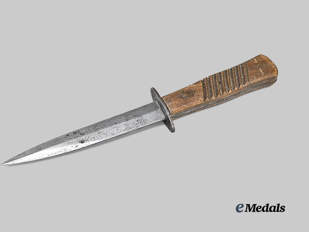germany,_imperial._a_trench_knife,_with_knot_e_medals__g61620_4