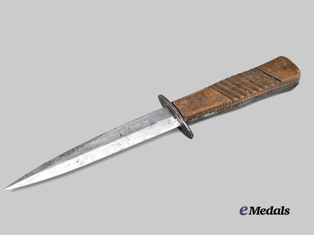 germany,_imperial._a_trench_knife,_with_knot_e_medals__g61620_5