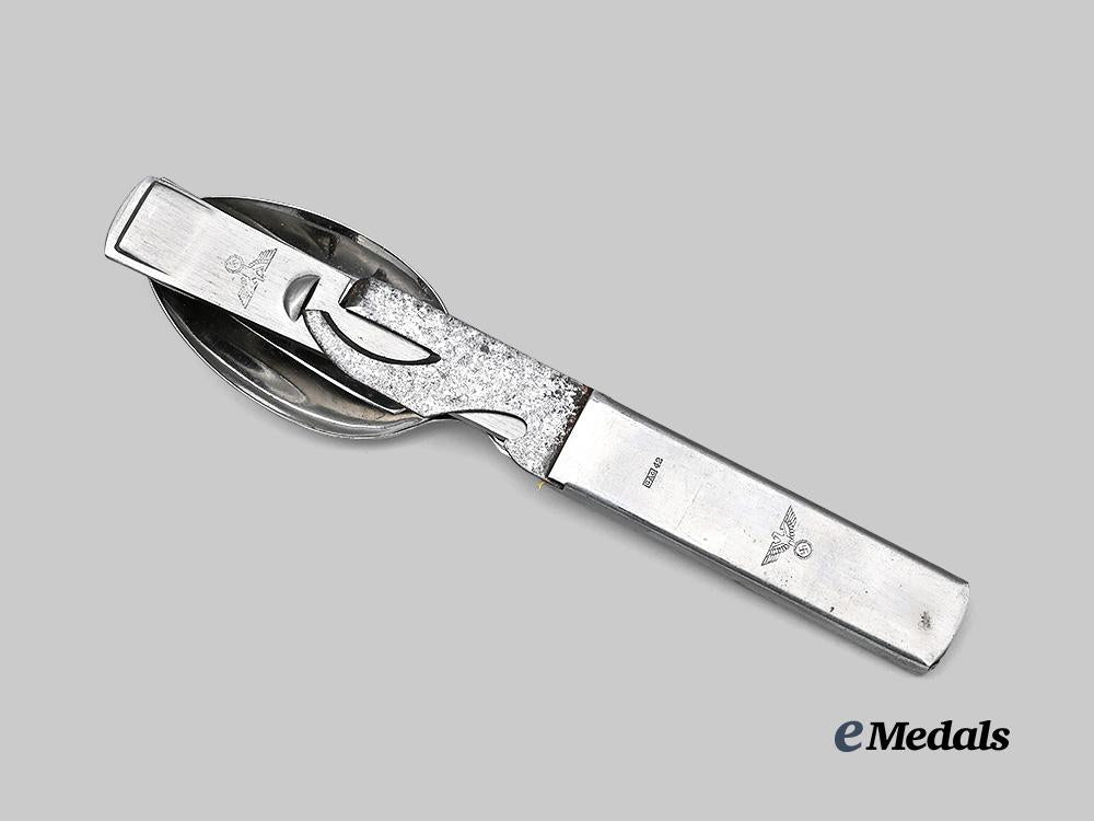 germany,_heer._a_field_utensil_kit,_by_gustav_auerswald_e_medals__g61627_2