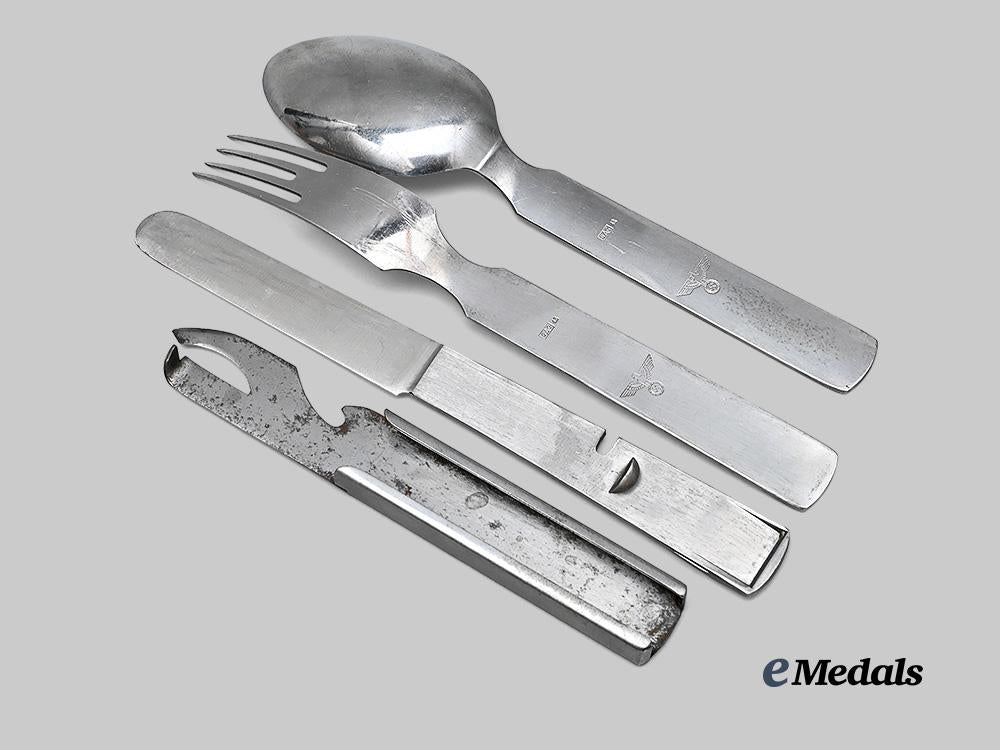 germany,_heer._a_field_utensil_kit,_by_gustav_auerswald_e_medals__g61627_4