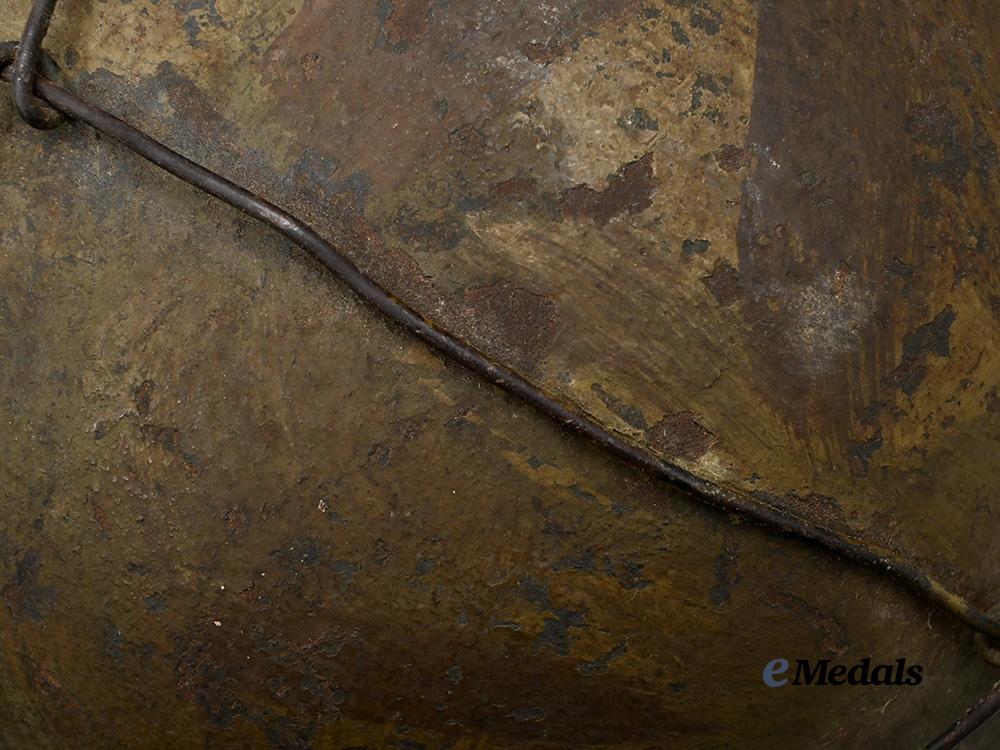 germany,_heer._an_m40_stahlhelm,_with_camouflage_paint_and_netting,_by_sächsische_emaillier_und_stanzwerke_e_medals__g61633_10