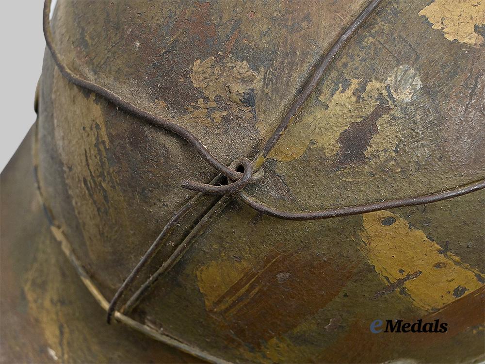 germany,_heer._an_m40_stahlhelm,_with_camouflage_paint_and_netting,_by_sächsische_emaillier_und_stanzwerke_e_medals__g61633_11