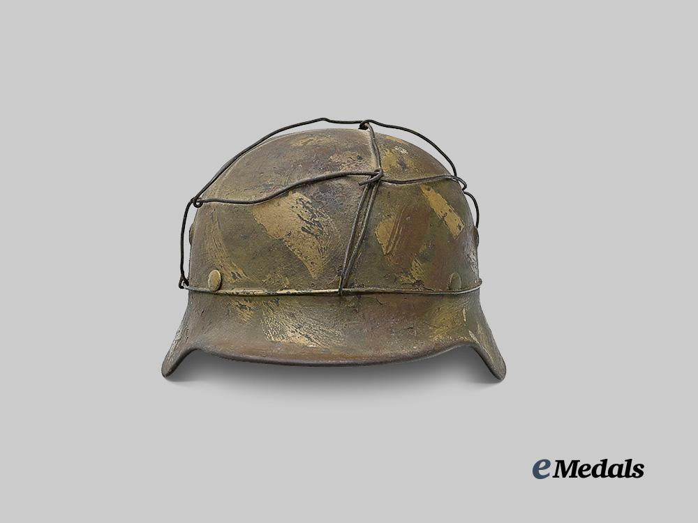 germany,_heer._an_m40_stahlhelm,_with_camouflage_paint_and_netting,_by_sächsische_emaillier_und_stanzwerke_e_medals__g61633_2