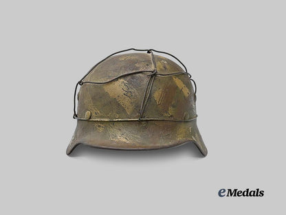germany,_heer._an_m40_stahlhelm,_with_camouflage_paint_and_netting,_by_sächsische_emaillier_und_stanzwerke_e_medals__g61633_2