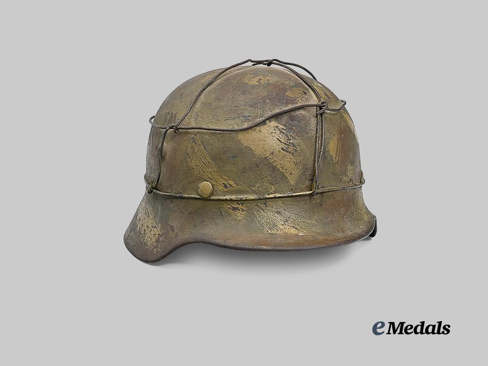 germany,_heer._an_m40_stahlhelm,_with_camouflage_paint_and_netting,_by_sächsische_emaillier_und_stanzwerke_e_medals__g61633_3