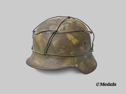 germany,_heer._an_m40_stahlhelm,_with_camouflage_paint_and_netting,_by_sächsische_emaillier_und_stanzwerke_e_medals__g61633_4
