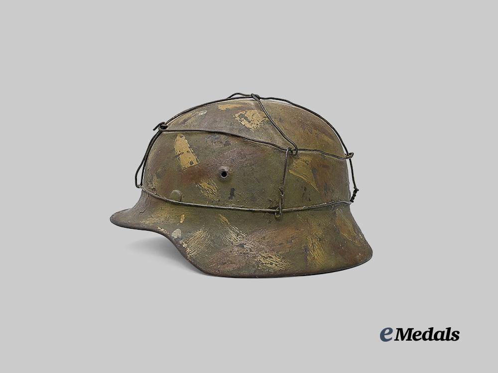 germany,_heer._an_m40_stahlhelm,_with_camouflage_paint_and_netting,_by_sächsische_emaillier_und_stanzwerke_e_medals__g61633_5