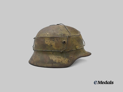 germany,_heer._an_m40_stahlhelm,_with_camouflage_paint_and_netting,_by_sächsische_emaillier_und_stanzwerke_e_medals__g61633_6