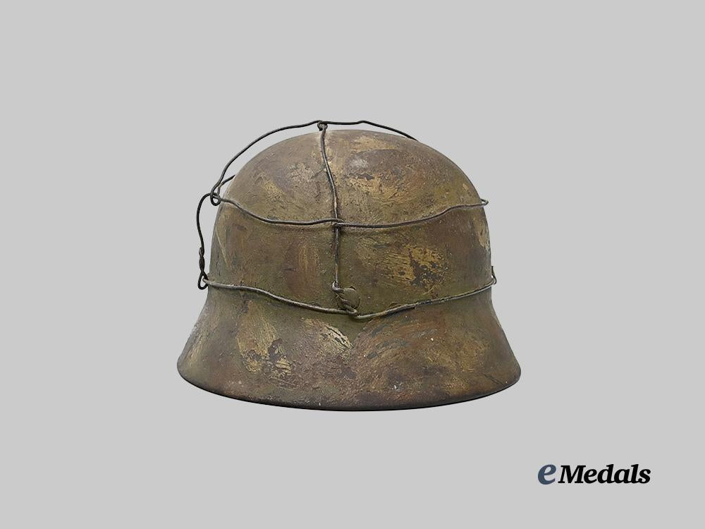 germany,_heer._an_m40_stahlhelm,_with_camouflage_paint_and_netting,_by_sächsische_emaillier_und_stanzwerke_e_medals__g61633_7