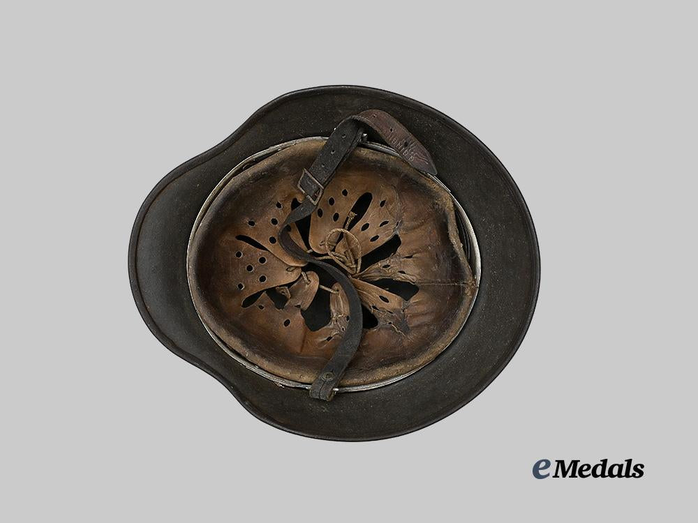 germany,_heer._an_m40_stahlhelm,_with_camouflage_paint_and_netting,_by_sächsische_emaillier_und_stanzwerke_e_medals__g61633_9