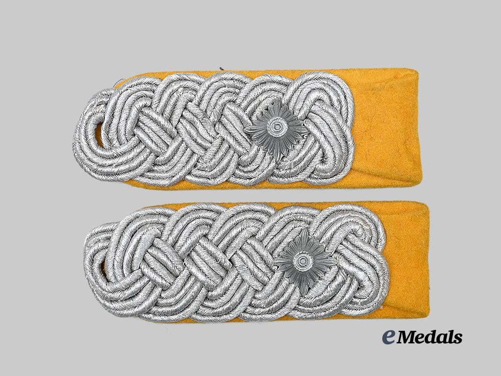 germany,_luftwaffe._a_pair_of_flight_personnel/_fallschirmjäger_oberstleutnant_shoulder_boards_e_medals__g61643_2