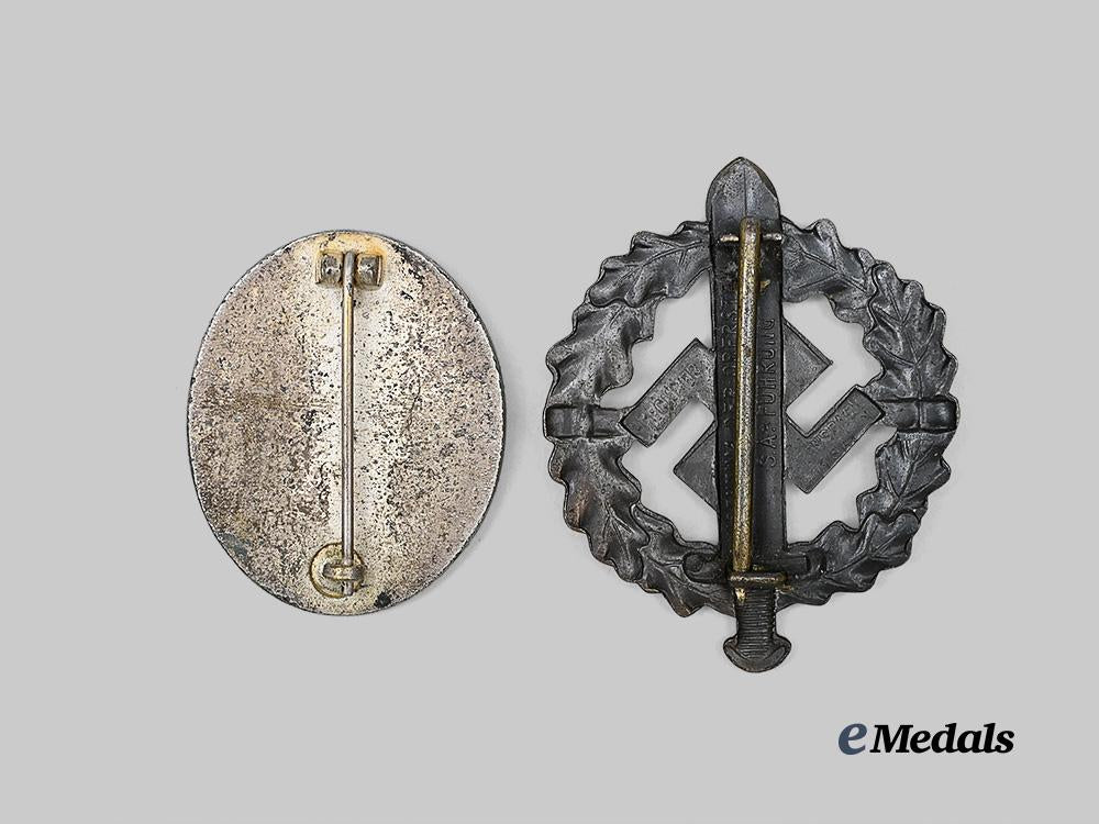 germany,_third_reich._a_pair_of_badges_for_combat_and_sports_service_e_medals__g61661_3